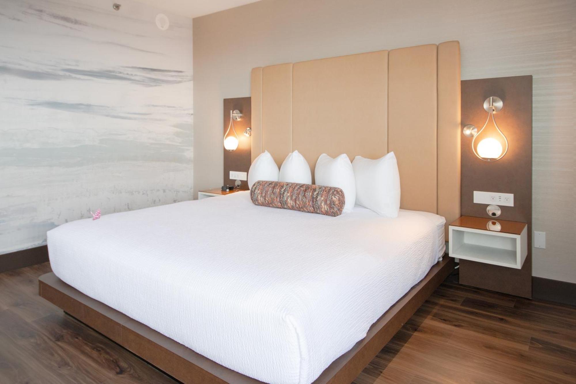 Coast Victoria Hotel & Marina By Apa Exterior photo