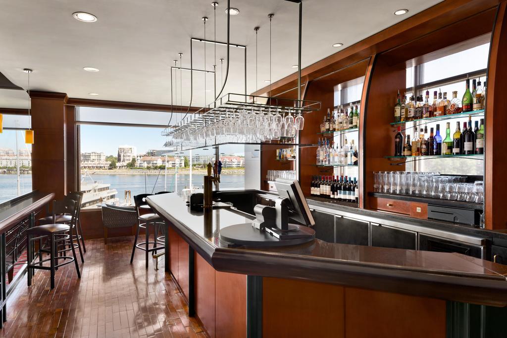 Coast Victoria Hotel & Marina By Apa Exterior photo